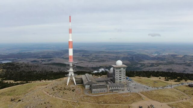 Brocken im Harz &ndash; Drohnenaufnahme des Brockenhauses und Brockenhotels mit Blick auf das Brockenplateau und die Highlights des Nationalparks