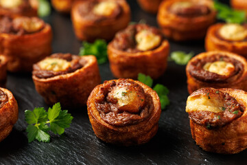 Mini Yorkshire puddings with shredded beef and gravy