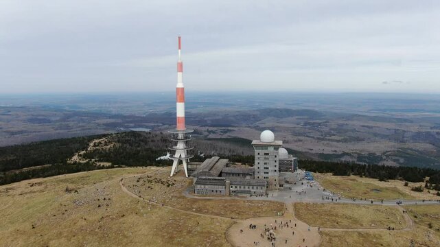 Brocken im Harz &ndash; Drohnenaufnahme des Brockenhauses und Brockenhotels mit Blick auf das Brockenplateau und die Highlights des Nationalparks