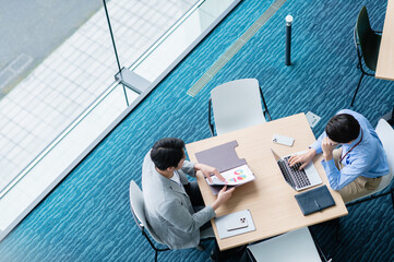 オフィスで打合せするビジネスマン【撮影協力：スカパー東京メディアセンター】