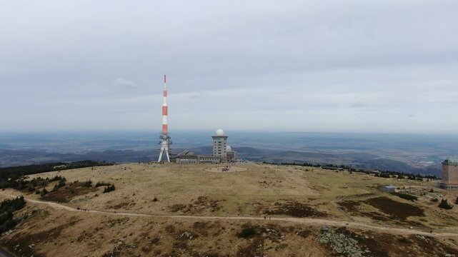 Brocken im Harz &ndash; Drohnenaufnahme des Brockenhauses und Brockenhotels mit Blick auf das Brockenplateau und die Highlights des Nationalparks