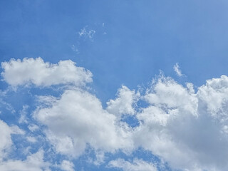 Obraz premium blue sky high shape outdoor group of white clouds background in summer gradient light beauty background. beautiful bright abstract cloud and calm fresh wind air