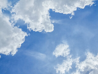 Obraz premium blue sky high shape outdoor group of white abstract clouds background in summer gradient light beauty background. beautiful bright cloud and calm fresh wind air