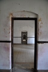 View of the internal space, sub sequential doors in a empty space