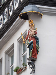 Madonnenfigur mit Kind an einer Hauswand in Bamberg, Franken, Deutschland