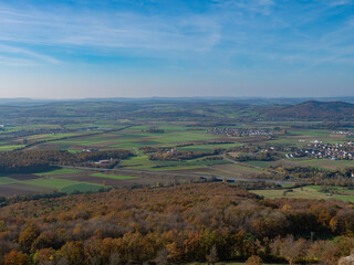 Obraz premium Blick auf das Tal vom Staffelberg nahe Bad Staffelstein in Franken