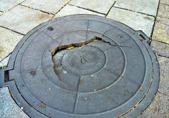 Squeezed manhole cover made of polymer-sand composite