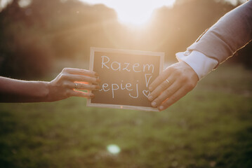 Para młoda trzyma się za ręce, zbliżenie na dłonie