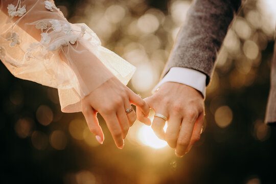 Para młoda trzyma się za ręce, zbliżenie na dłonie