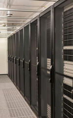 Serverracks mit eingebaute Server in einem Rechenzentrum