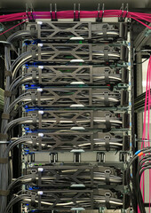 Rückansicht von diversen Servern im Serverrack