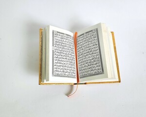 Obraz premium The Koran (Quran) is open with Arabic text ready to be read, good for the atmosphere of Ramadan and Islamic life