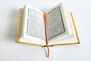 Obraz premium The Koran (Quran) is open with Arabic text ready to be read, good for the atmosphere of Ramadan and Islamic life