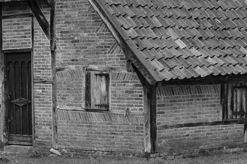 Obraz premium Alte Bauernhäuser im Münsgerland