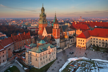 Obraz premium The Royal Wawel Castle in Krakow at winter sunset, Poland
