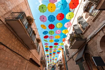 Fototapete Rund Enge Straßen Jerusalem, Israel, Nahalat Shiva tourist promenade and colorful umbrella street of Old City.  © eskystudio