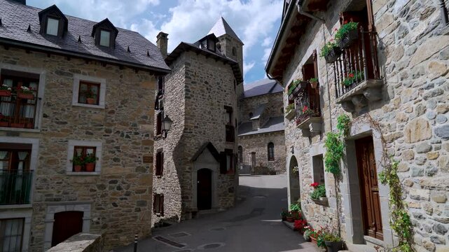 Puebo medieval de piedra en los pirineos entre Espa&ntilde;a y Francia un d&iacute;a soleado con cielo azul y nubes. Desde Lanuza, Sallent de G&aacute;llego, Huesca, Arag&oacute;n, Espa&ntilde;a, Europa.
