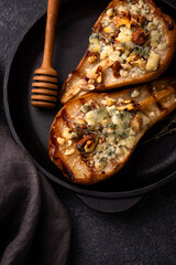 Baked pears with blue cheese and honey