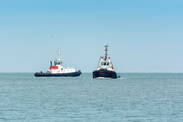 Deux bateaux remorqueurs entrain de faire des manoeuvres