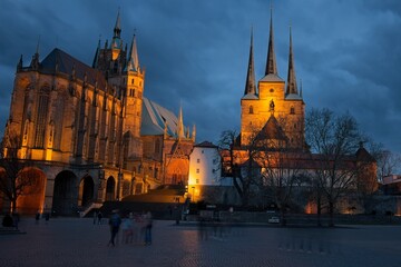 Fototapeta premium Cathedral and church Severi in Erfurt in the blue hour after sunset