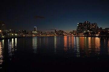 Obraz premium Twilight Serenity: Melbourne City Skyline Reflecting on the Yarra River at Night in Victoria