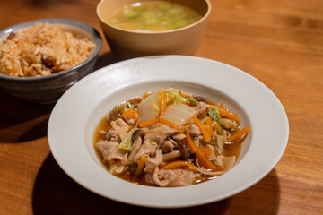 肉野菜あんかけと炊き込みご飯