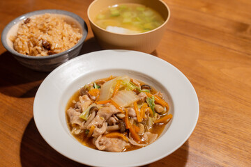 肉野菜あんかけと炊き込みご飯