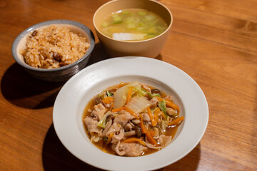 肉野菜あんかけと炊き込みご飯