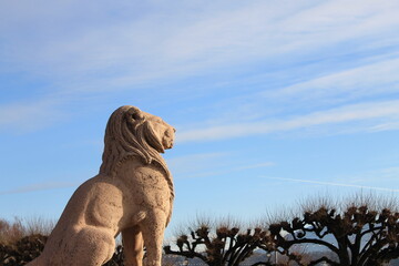 Statue de lion regardant au loin