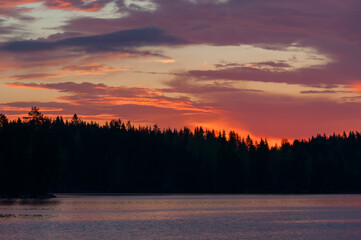 Obraz premium Early summer night by a lake in the forests of Finland