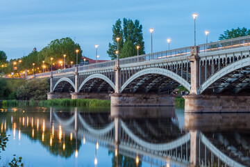 Obraz premium PUENTE ENRIQUE ESTEBAN GRAN RESOLUCIÓN HORA AZUL SALAMANCA DETALLES DE LA CIUDAD 2025 , SALAMANCA PHOTOS WITH DETAILS OF THE CITY SPAIN