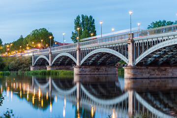 Fototapeta premium PUENTE ENRIQUE ESTEBAN GRAN RESOLUCIÓN HORA AZUL SALAMANCA DETALLES DE LA CIUDAD 2025 , SALAMANCA PHOTOS WITH DETAILS OF THE CITY SPAIN