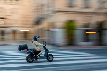 fotografía en movimiento fondo desenfocaco moto patinete coche autobús