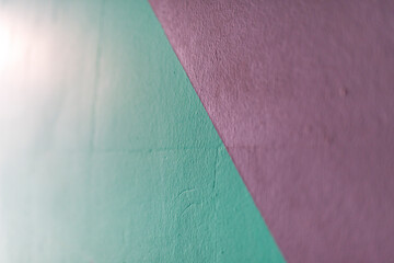 pared verde y morada
