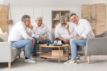 Obraz premium Old men playing chess at home