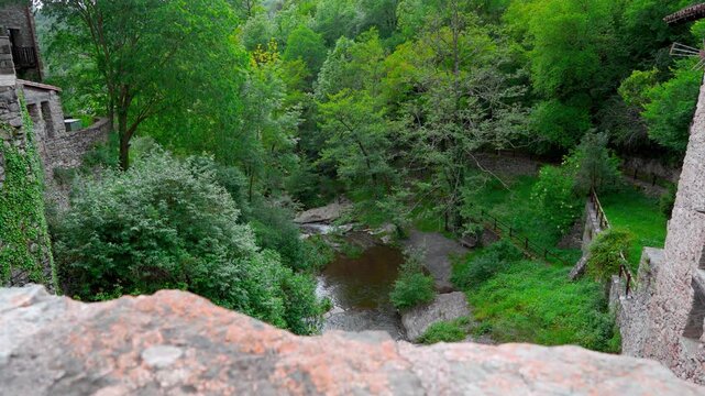 Paisaje de un frondoso bosque con un arroyo desde un pueblo de piedra medieval en la monta&ntilde;as. Situado en los Pirineos, Beget, Gerona, Catalu&ntilde;a, Espa&ntilde;a.