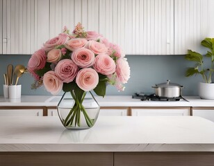 Rosa Blumenstrauß in einer modernen, weißen Küche