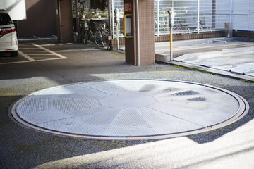 都会の狭い駐車場にある出入庫が楽になるターンテーブル