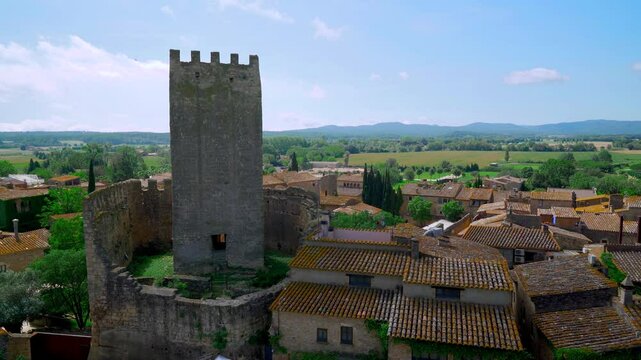 Paisaje urbano de un pueblo medieval con movimiento de c&aacute;mara un d&iacute;a soleado con cielo azul. Desde Peratallada, Gerona, Catalu&ntilde;a, Espa&ntilde;a, Europa.