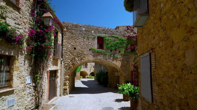 Paisaje urbano de un pueblo medieval con movimiento de c&aacute;mara un d&iacute;a soleado con cielo azul. Desde Peratallada, Gerona, Catalu&ntilde;a, Espa&ntilde;a, Europa.