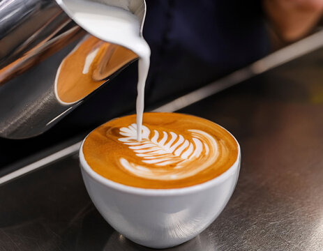 Preparando un capuchino caf&eacute; con leche cremoso