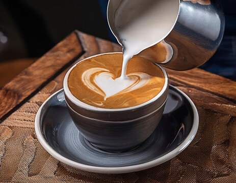 Caf&eacute; con leche cappuccino cremoso a coraz&oacute;n saludable 