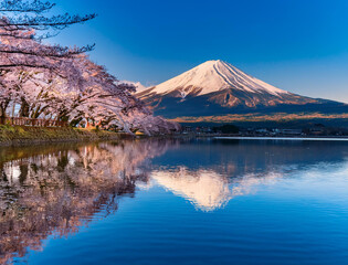 Naklejka premium Generated image 湖面に映る逆さ富士