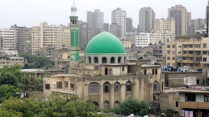 Obraz premium A mosque in a bustling cityscape, surrounded by modern buildings and ancient architecture.