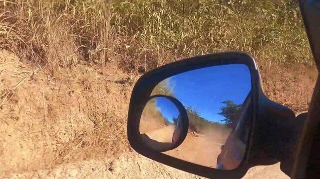 Dirigindo em estrada rural na cidade de S&atilde;o Jo&atilde;o D&rsquo;Alian&ccedil;a, regi&atilde;o da chapada dos Veadeiros, Estado de Goi&aacute;s, Brasil