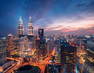 Naklejka premium A bustling cityscape at twilight, with towering skyscrapers and illuminated streets