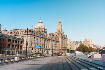 Naklejka premium Cityscape view of Shanghai city in the morning. Skyscraper of The Bund, historical district in central Shanghai, China. landmark and popular for tourism attractions. Travel and Vacation concept