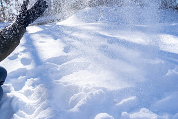  雪で遊ぶ人の手元
