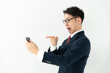 スマホを見るビジネスマン
