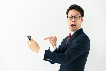 スマホを見て驚く男性